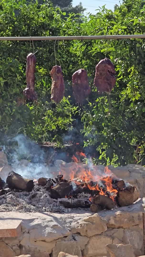 Barbacoa de brasa encendida en el jardín de Villa Paula