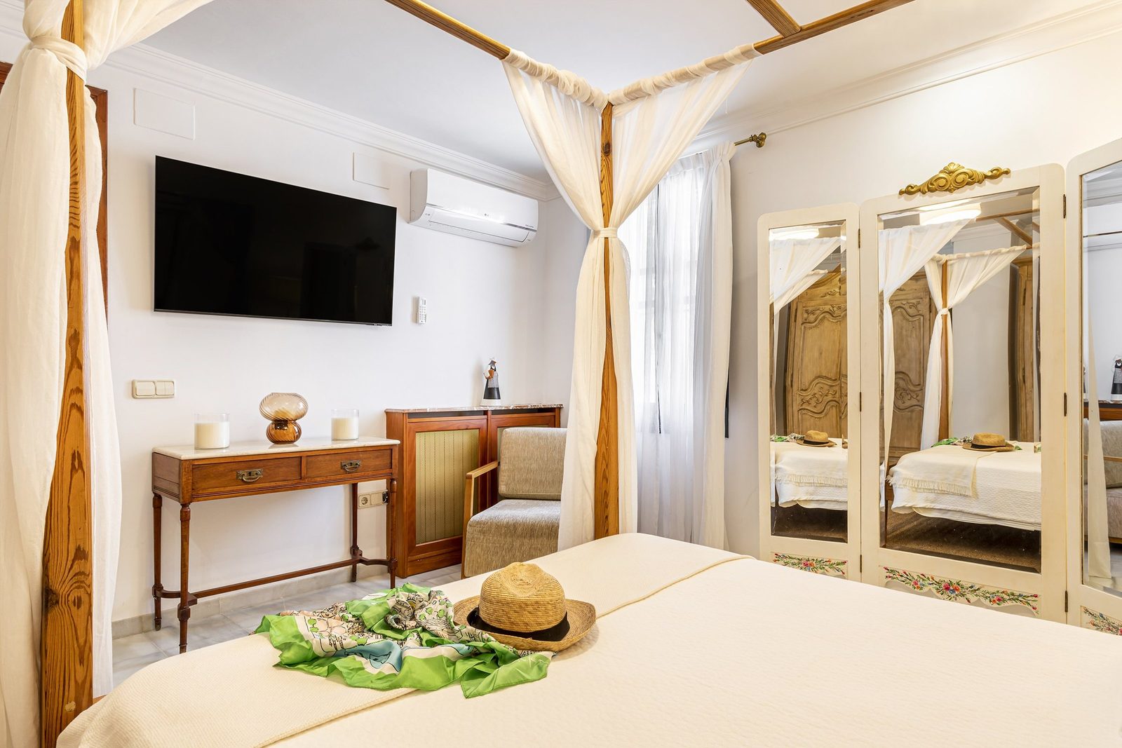 Dormitorio con cama con dosel y aire acondicionado en Villa Paula, Valencia