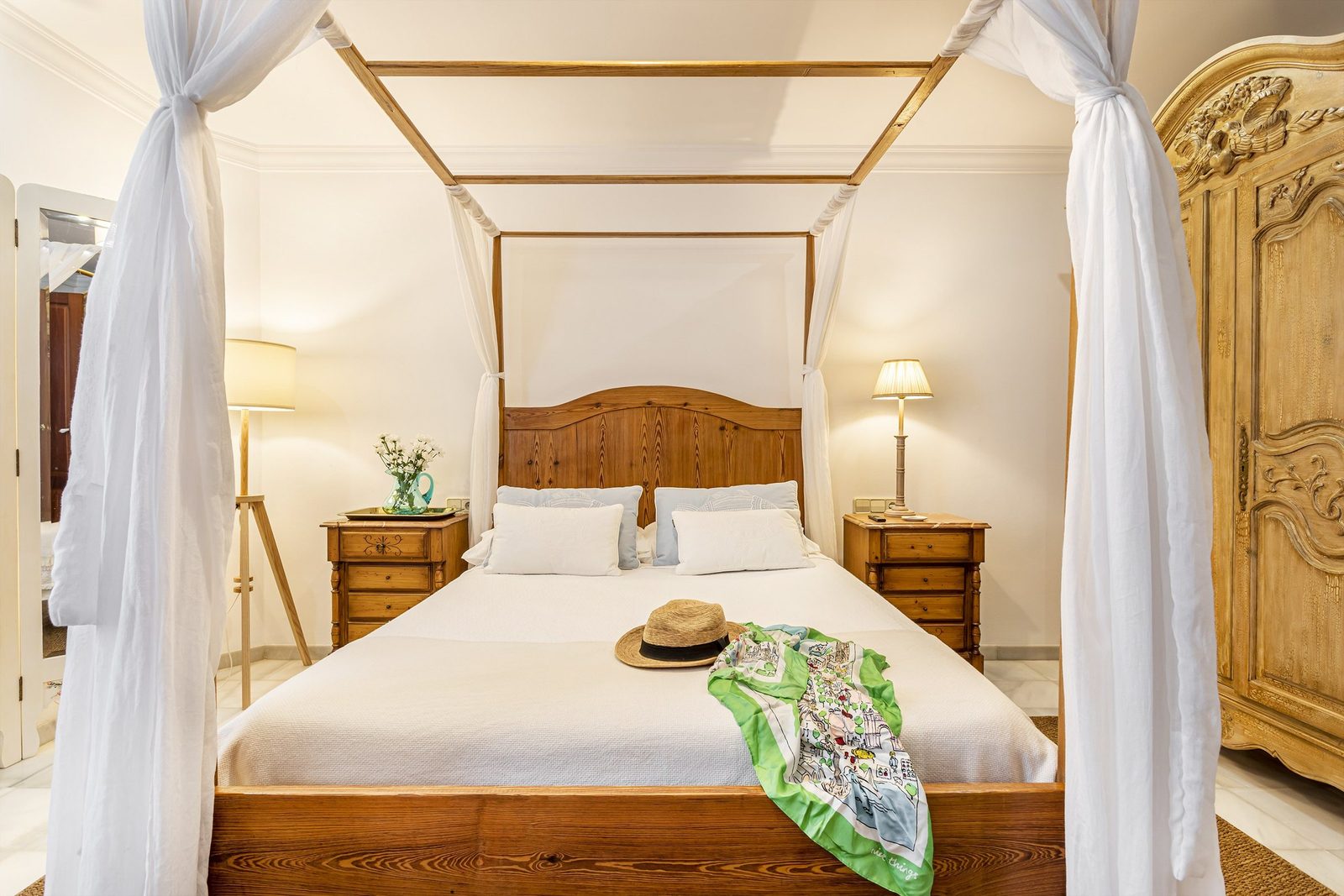 Habitación blanca de Villa Paula, con cama de dosel