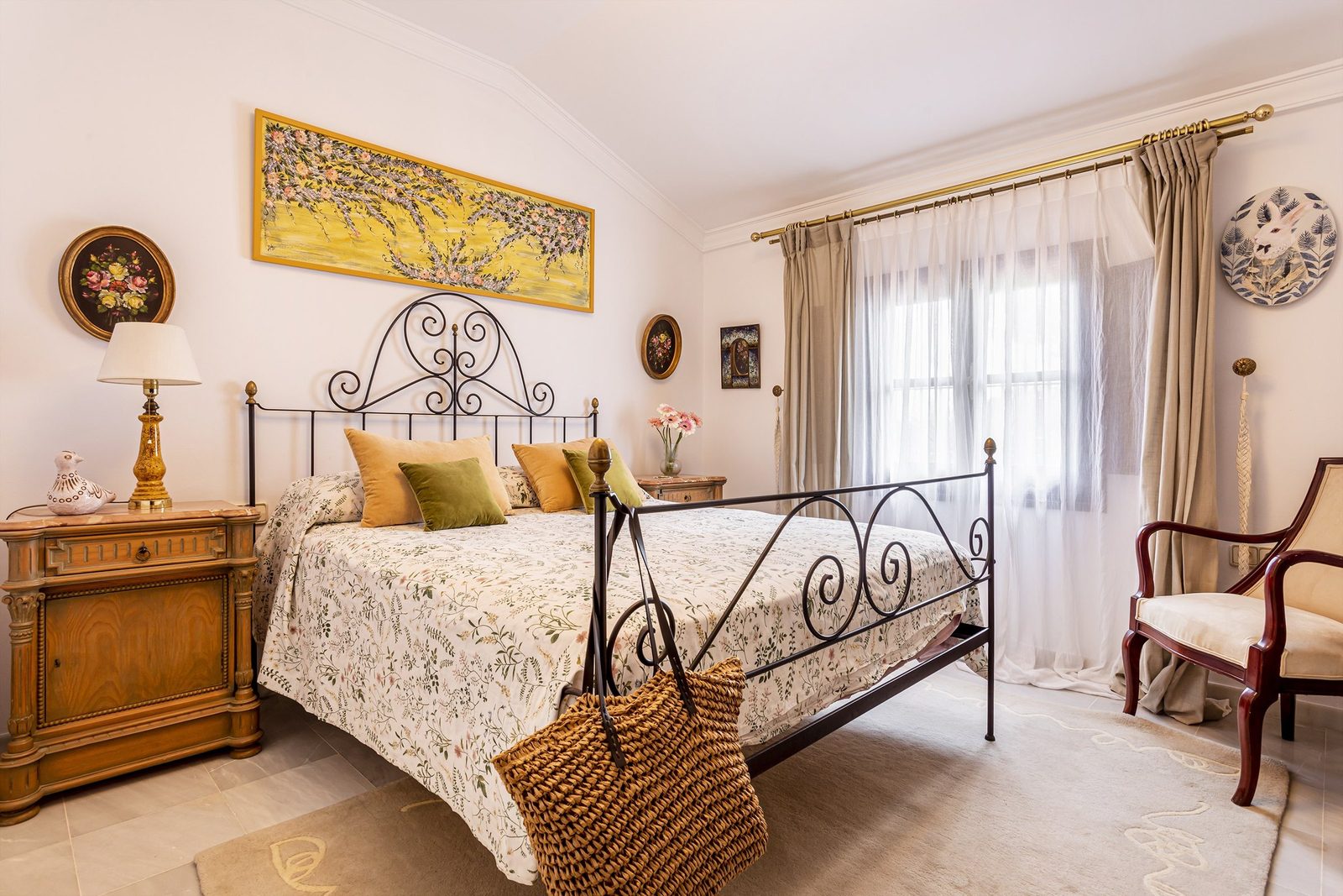 Dormitorio de forja con flores en Villa Paula