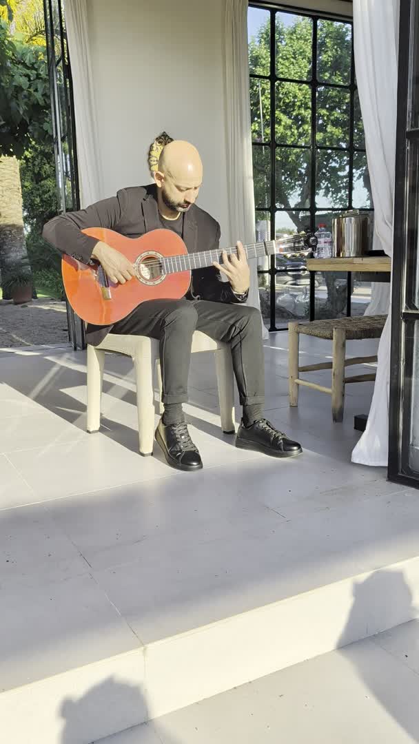 Guitarrista de flamenco tocando en Villa Paula