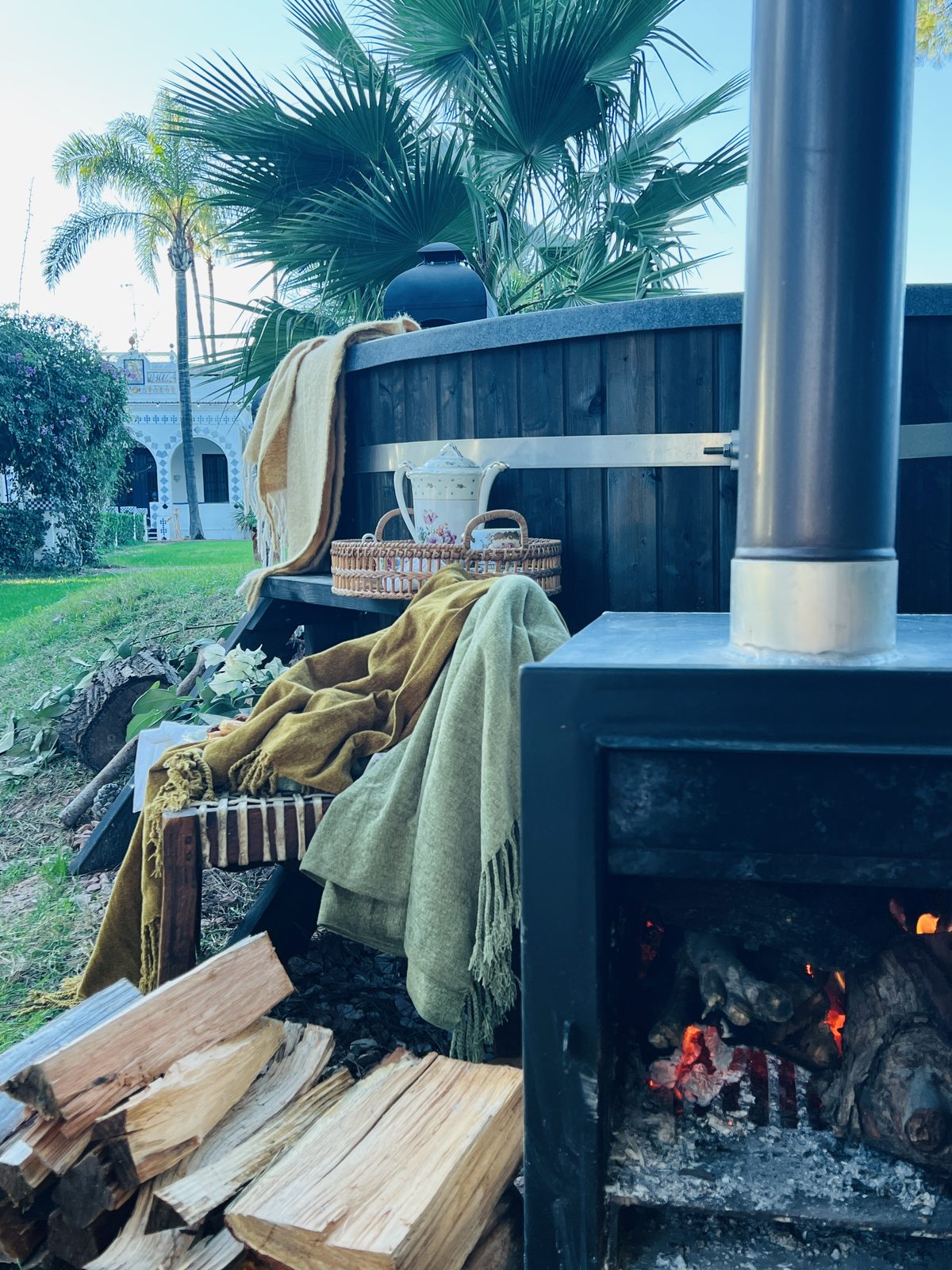 Jacuzzi de leña exterior de Villa Paula, con la estufa encendida