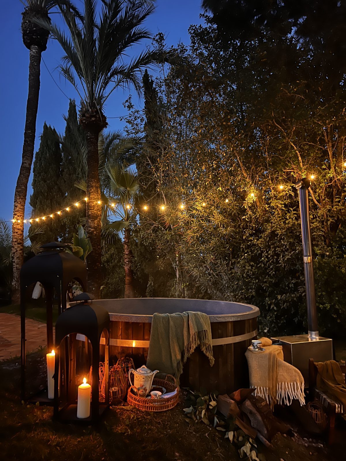 Jacuzzi de leña con velas en el jardín de Villa Paula, Valencia
