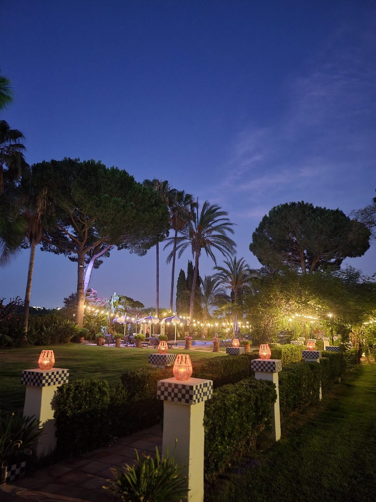 Jardín de Villa Paula iluminado de noche
