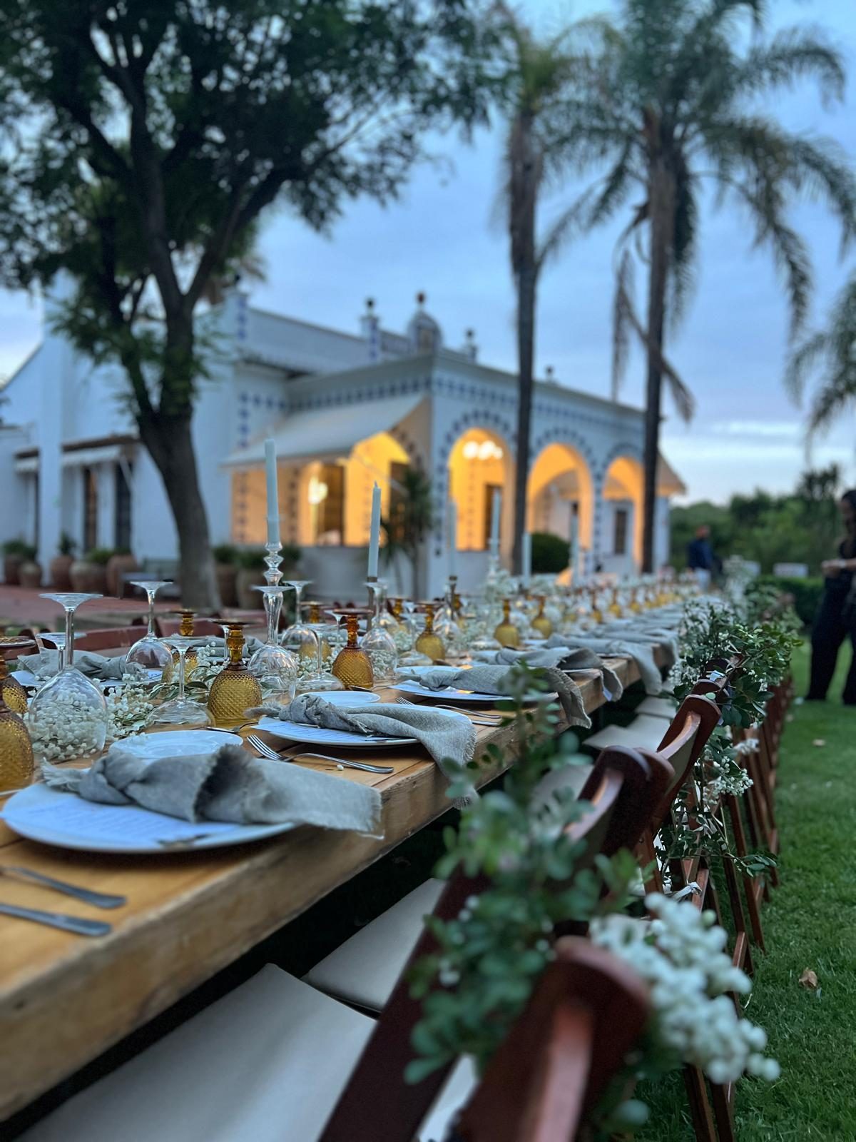 Mesa larga puesta ante la fachada de Villa Paula