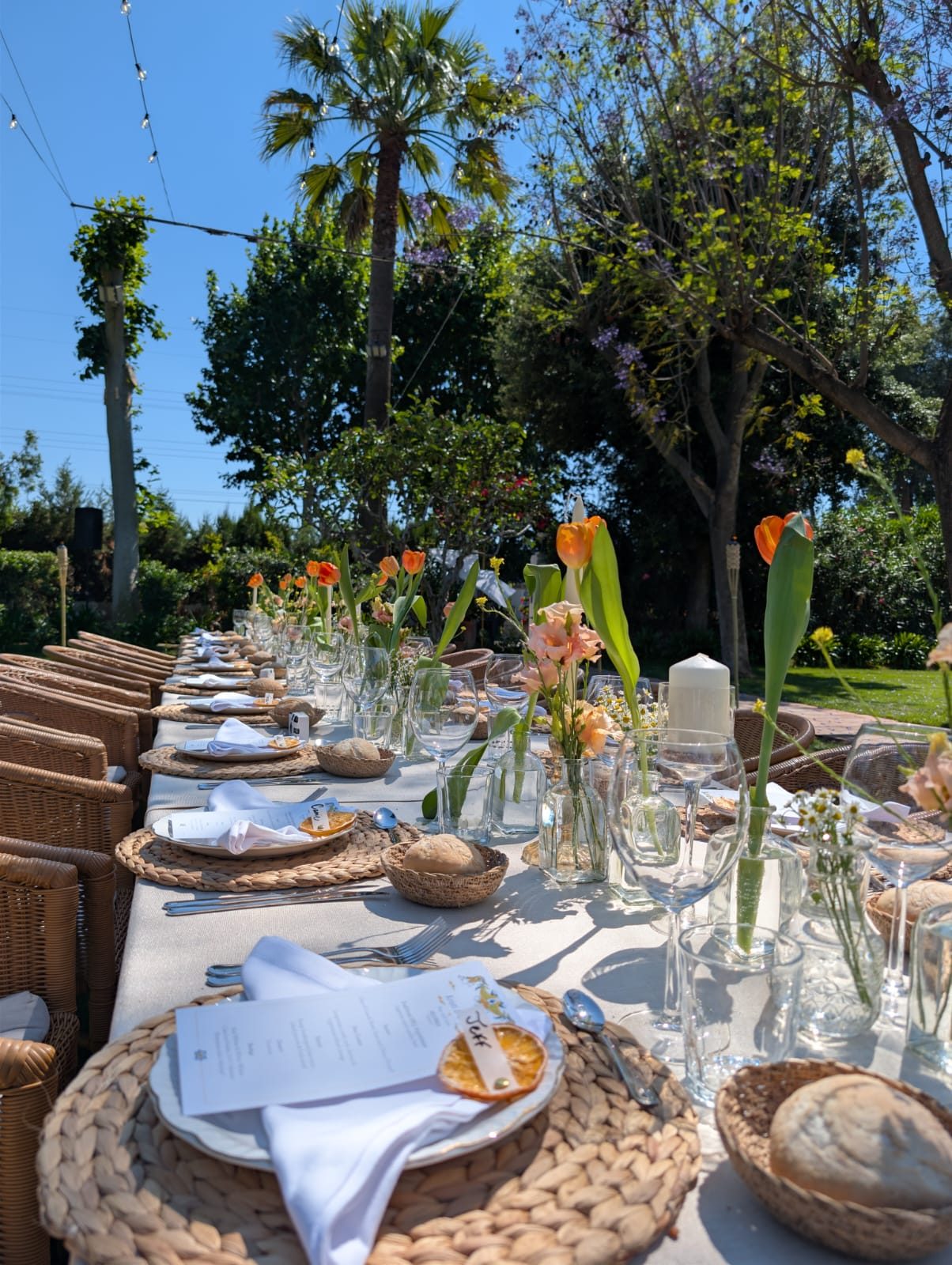 Mesa puesta con tulipanes en Villa Paula, Valencia
