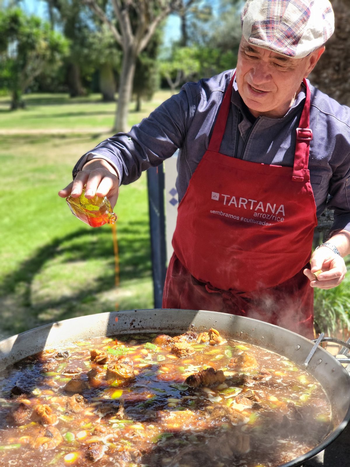 Azafrán en hebras sobre la paella en Villa Paula, Valencia