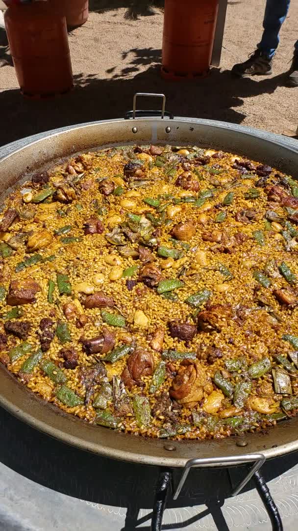Paella cocinándose a fuego de leña en Villa Paula