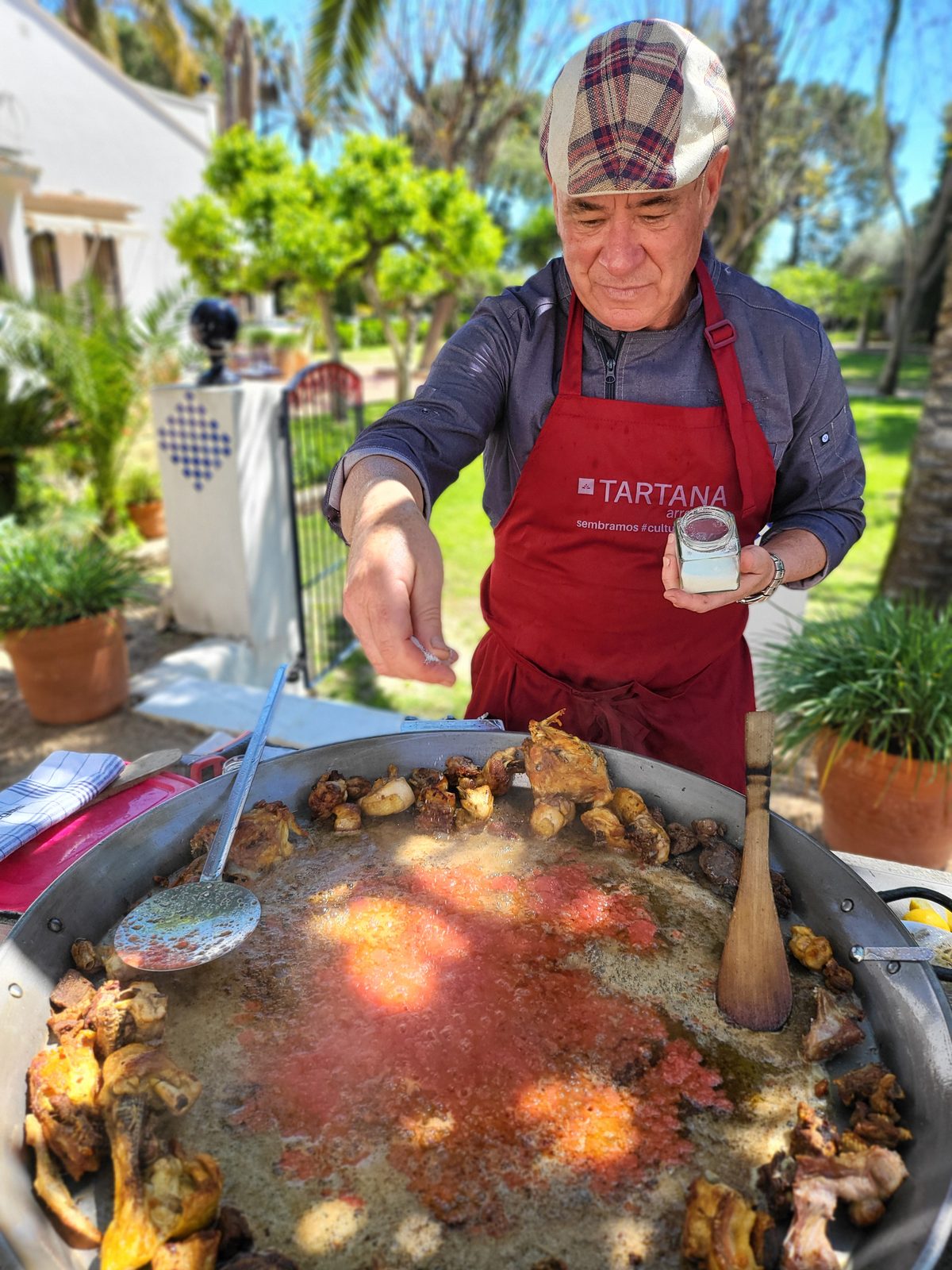 Sofrito de la paella en Villa Paula, Valencia