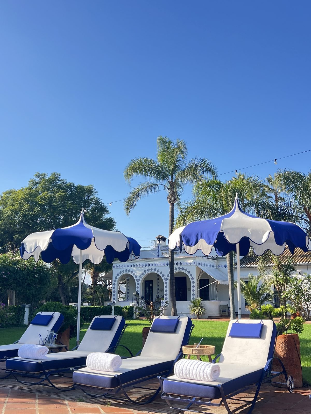 Grupo de amigos en el porche de Villa Paula