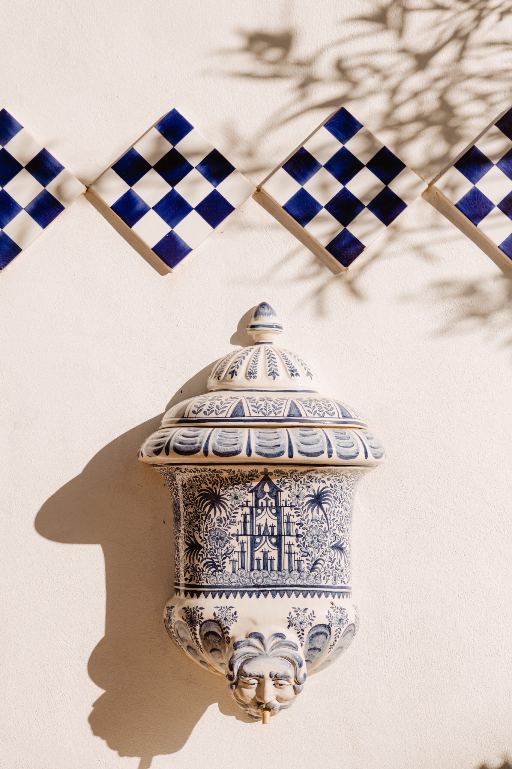 Aguamanil de cerámica valenciana en Villa Paula