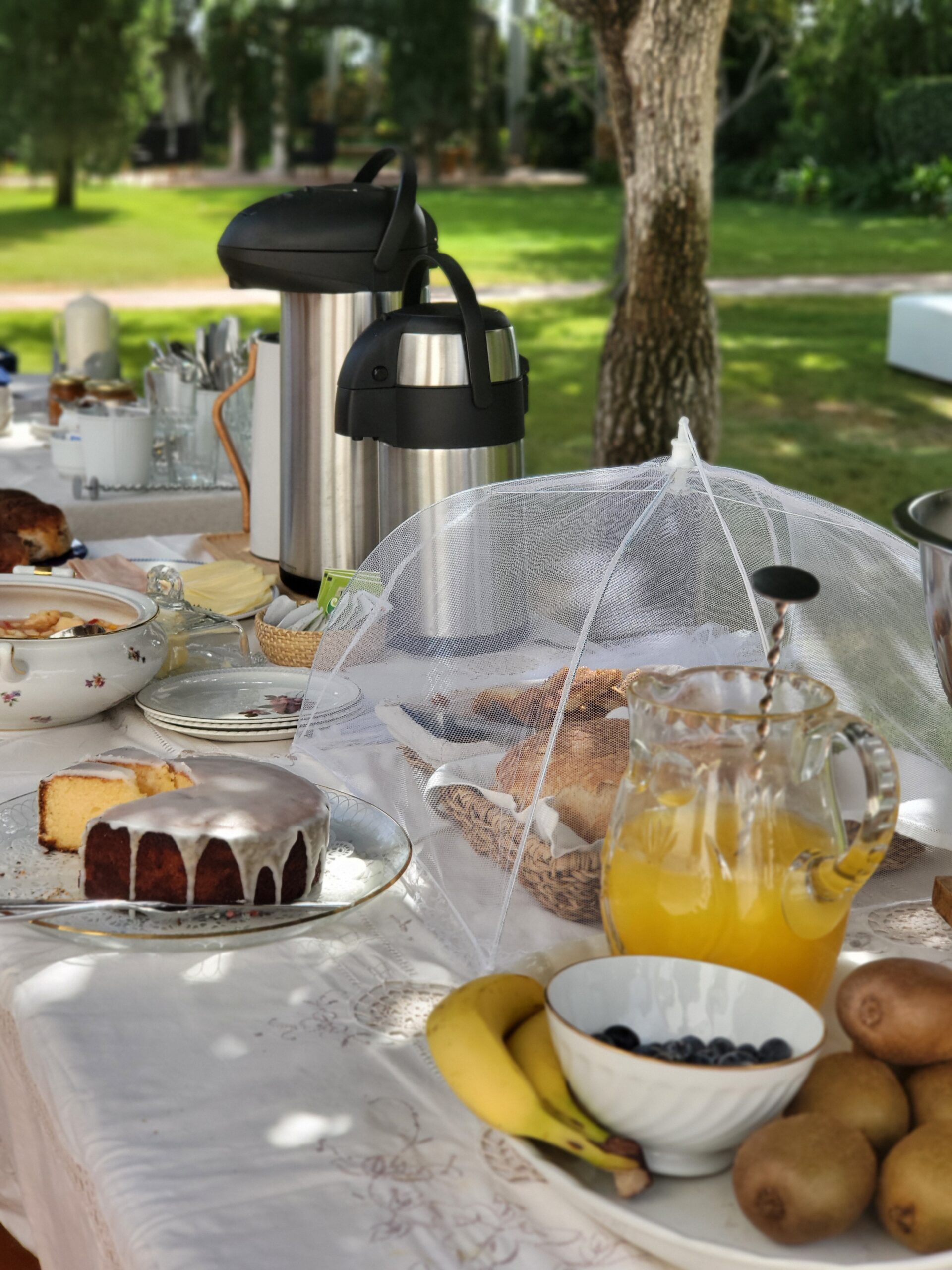 Café servido en el jardín de Villa Paula