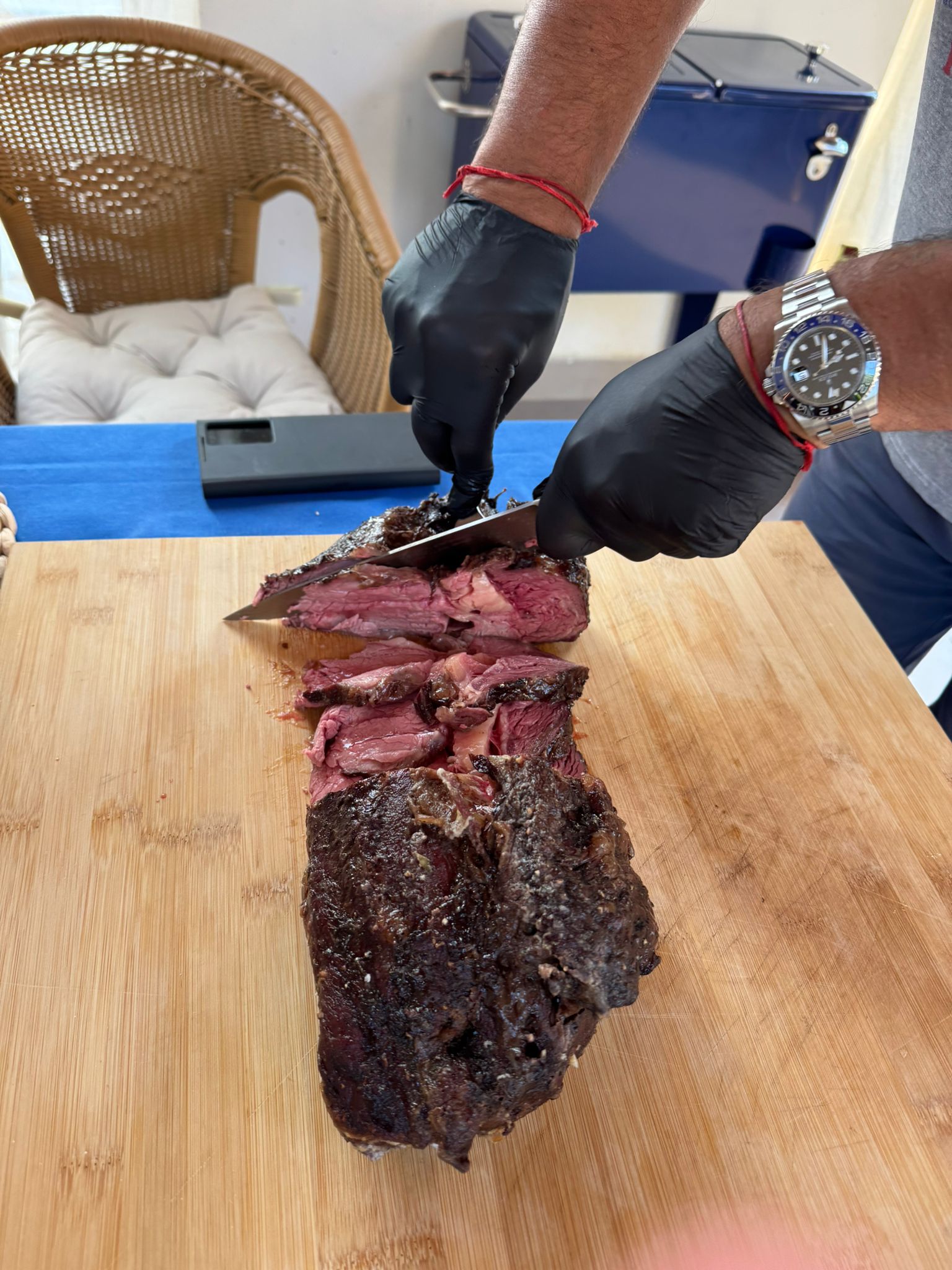 Cortando la carne ahumada sobre una tabla en Villa Paula, Valencia