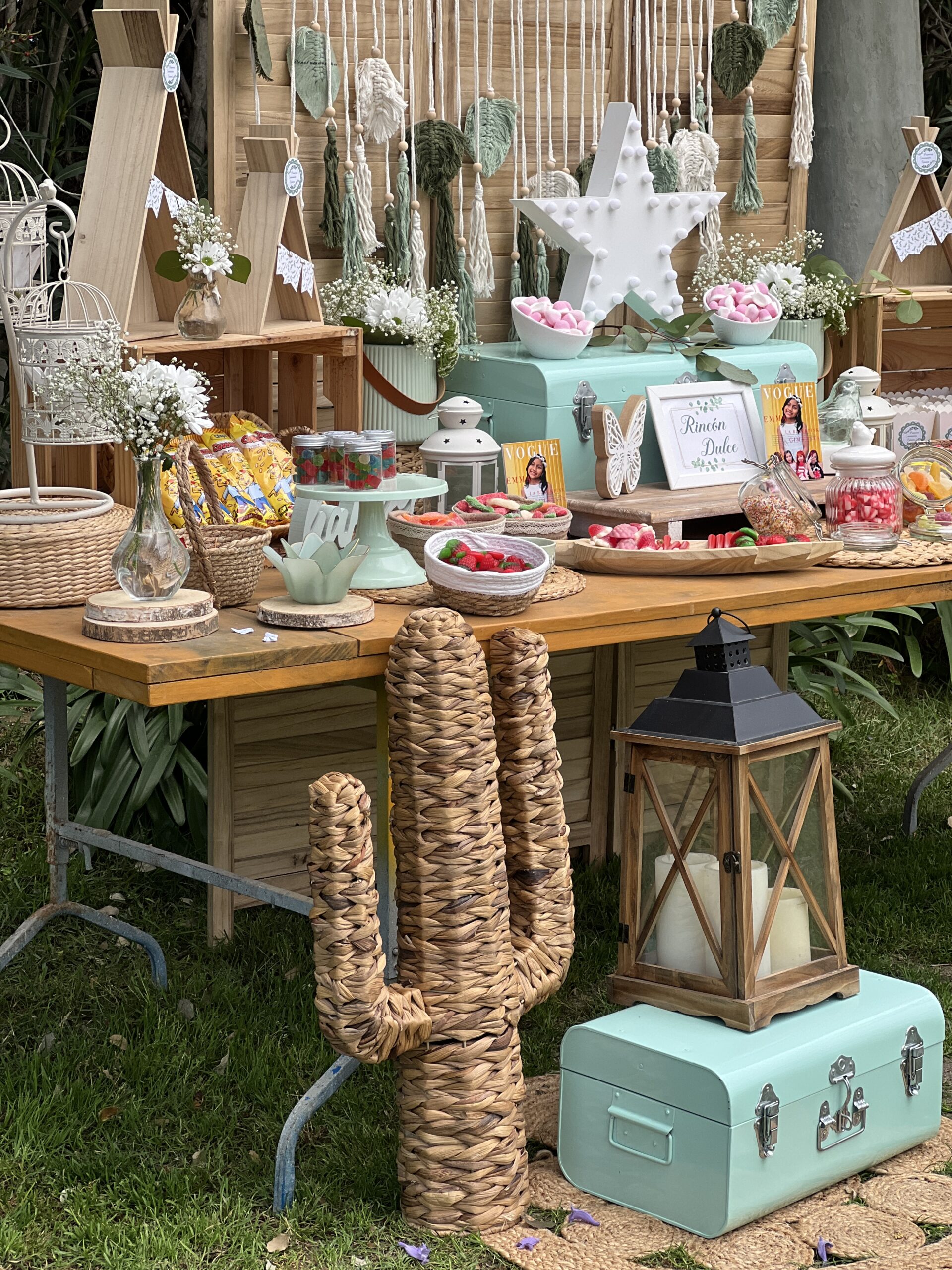 Mesa de dulces montada en el jardín de Villa Paula para un cumpleaños