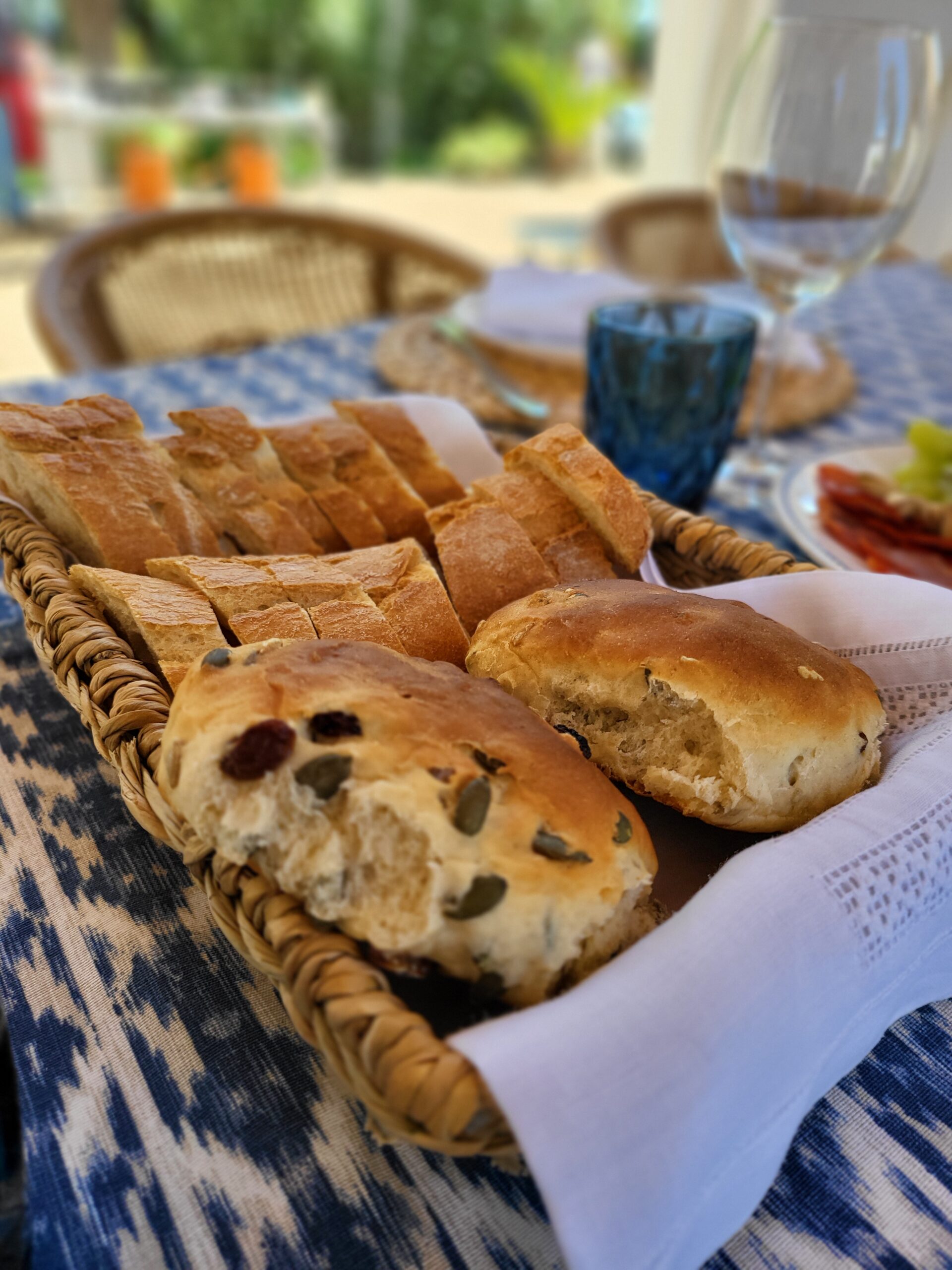 Panes de masa madre recién horneados en Villa Paula, Valencia