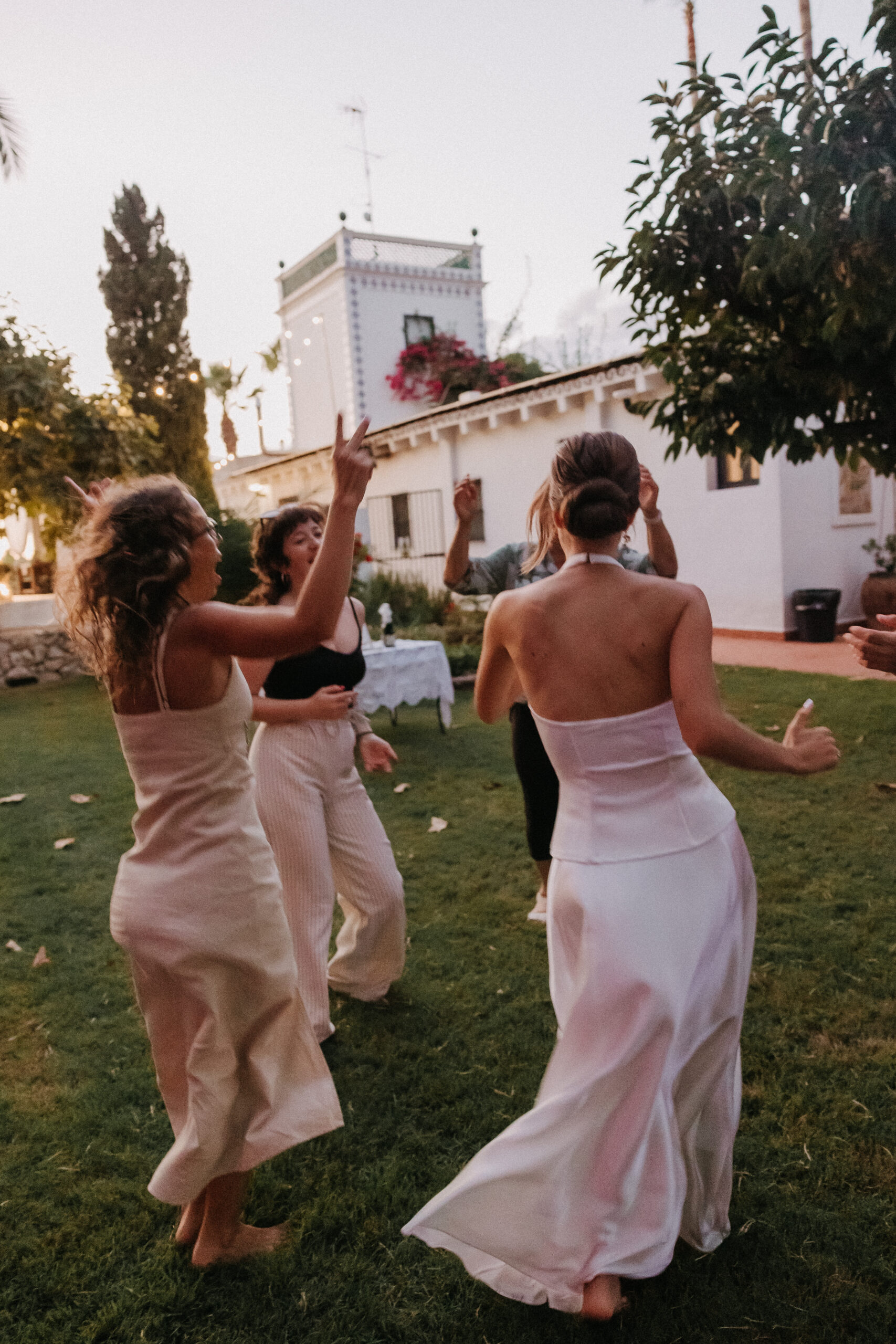 Grupo celebrando una despedida en el jardín de Villa Paula