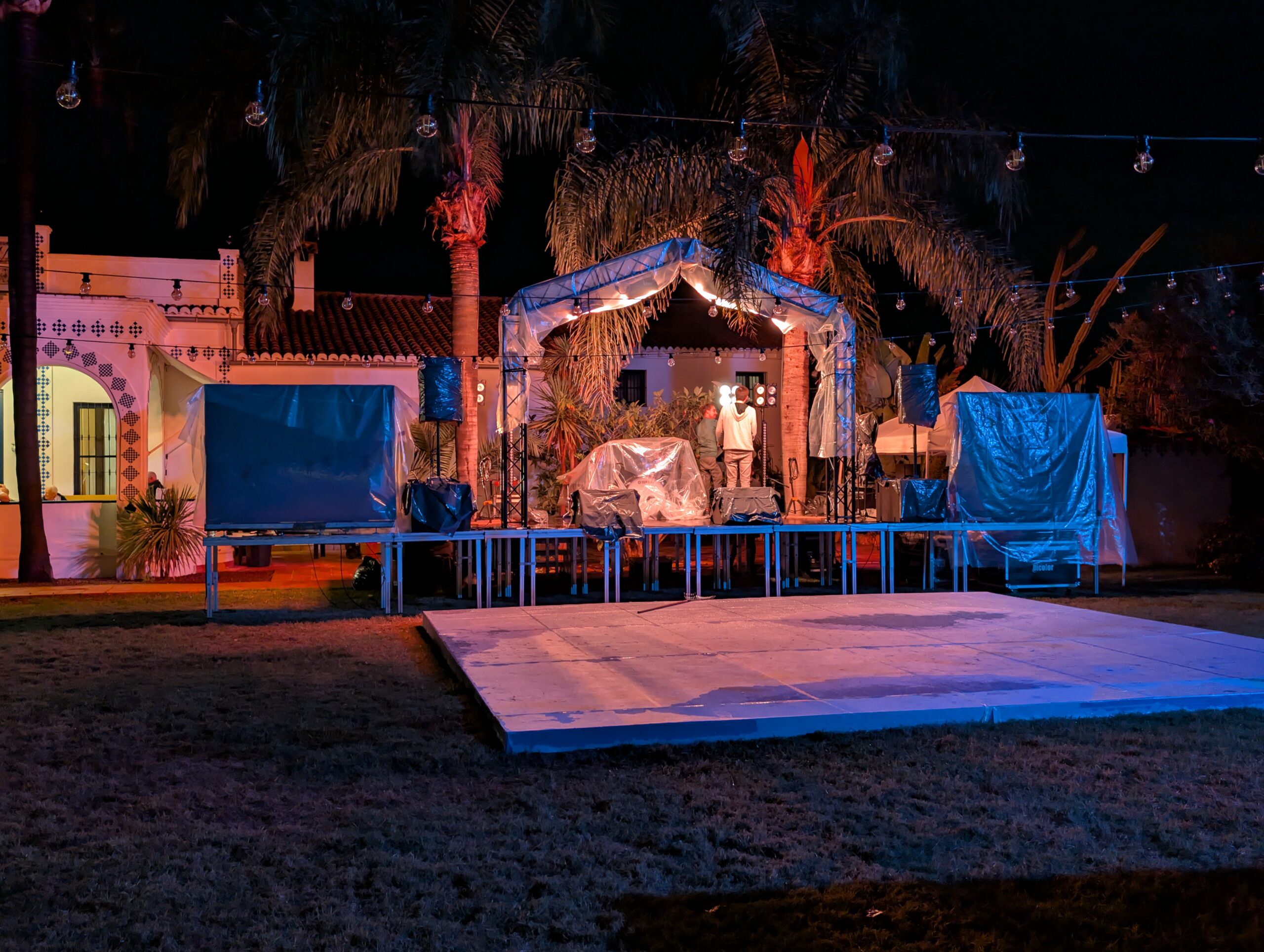 Escenario con pantallas montado en el jardín de Villa Paula