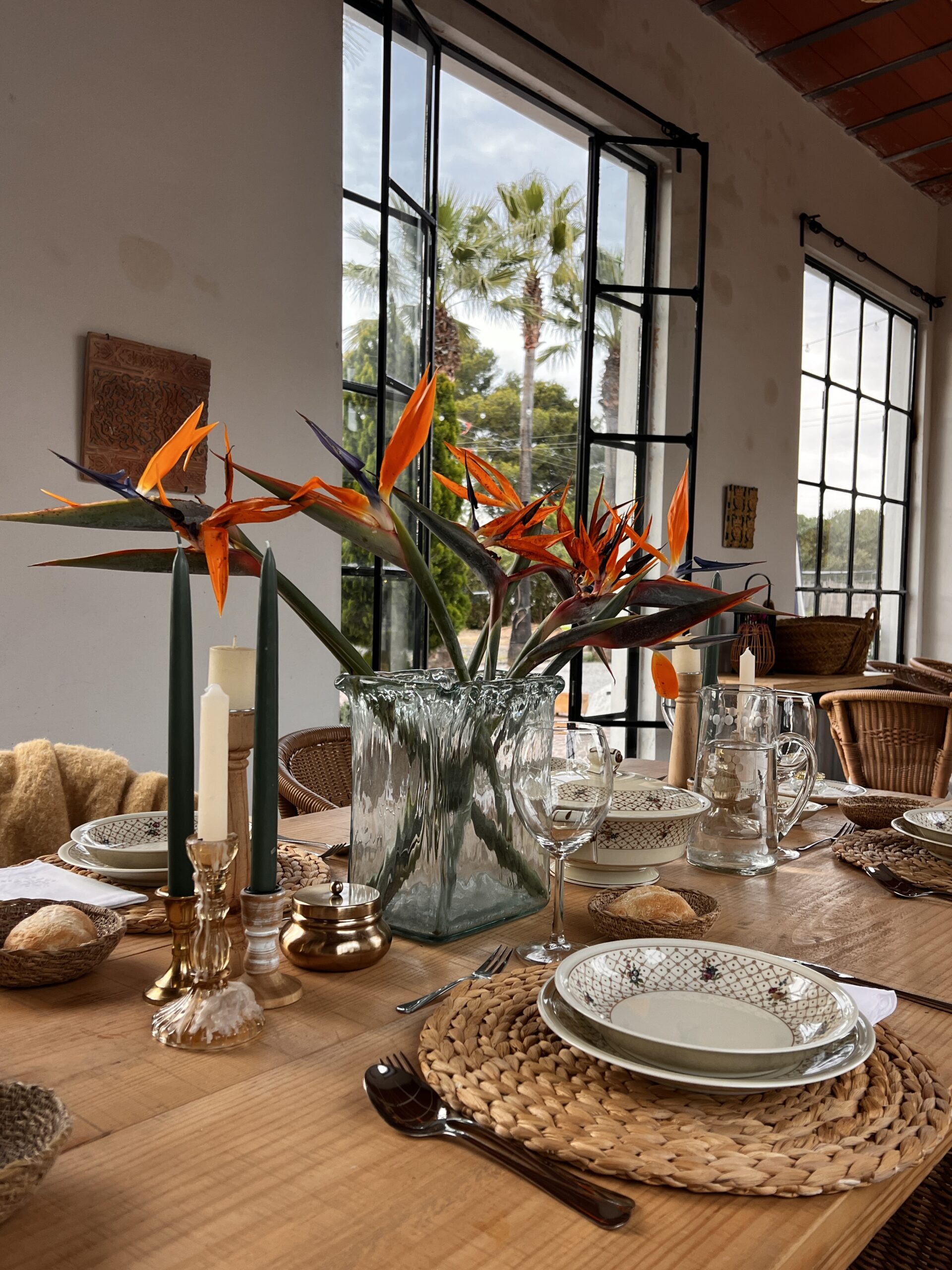 Centro de flores sobre la mesa larga del cenador de Villa Paula
