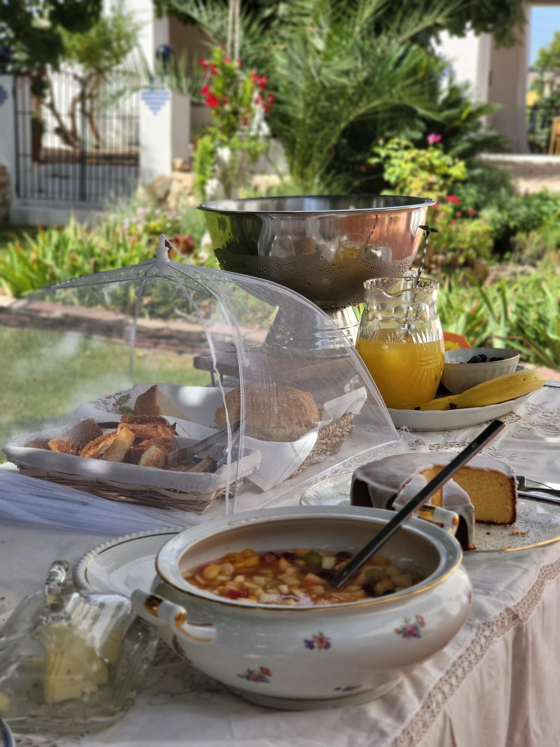 Mesa de desayuno servida en Villa Paula, Valencia