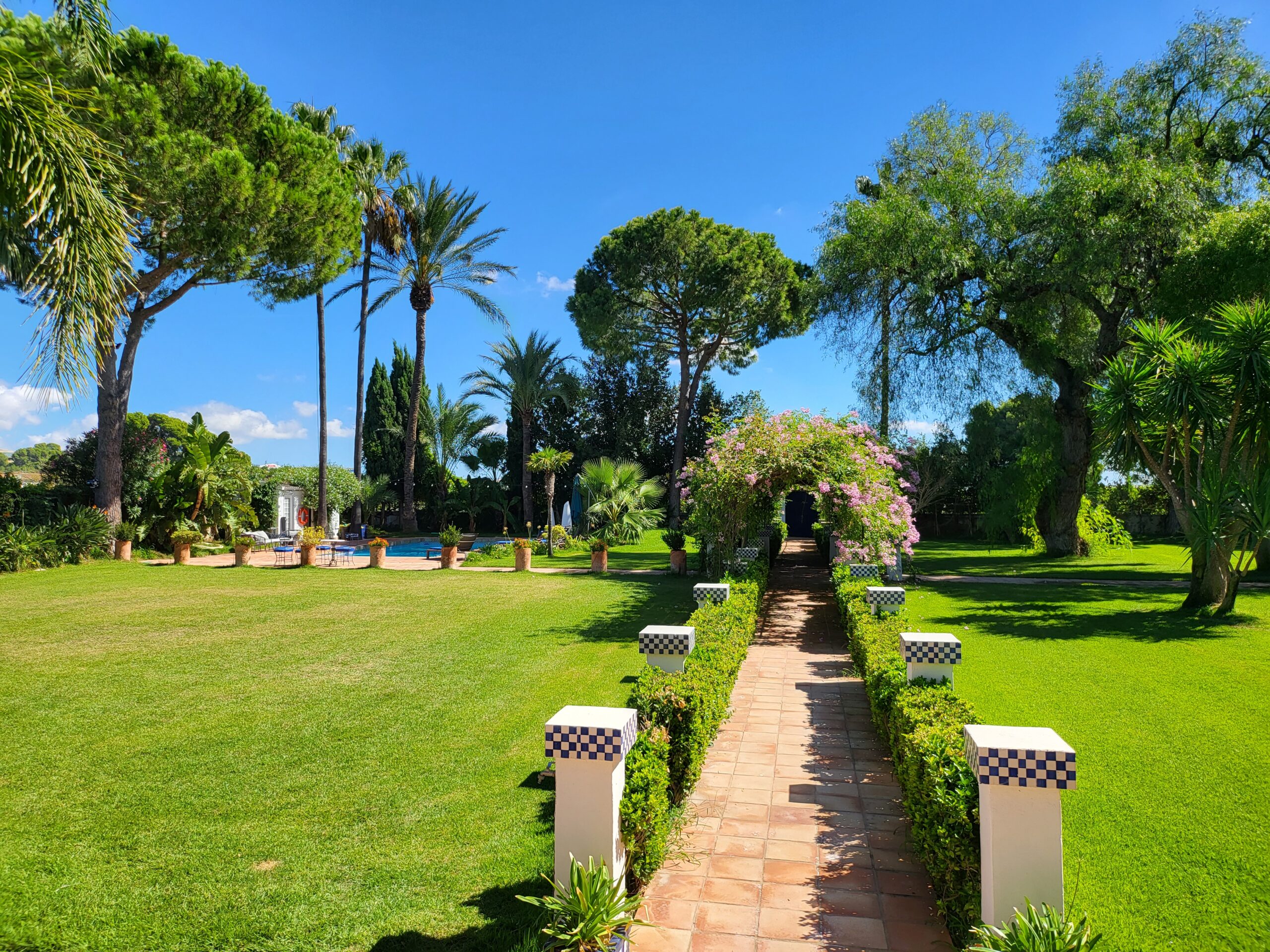 La pérgola de cuarenta metros de Villa Paula, cubierta de jazmines y buganvillas