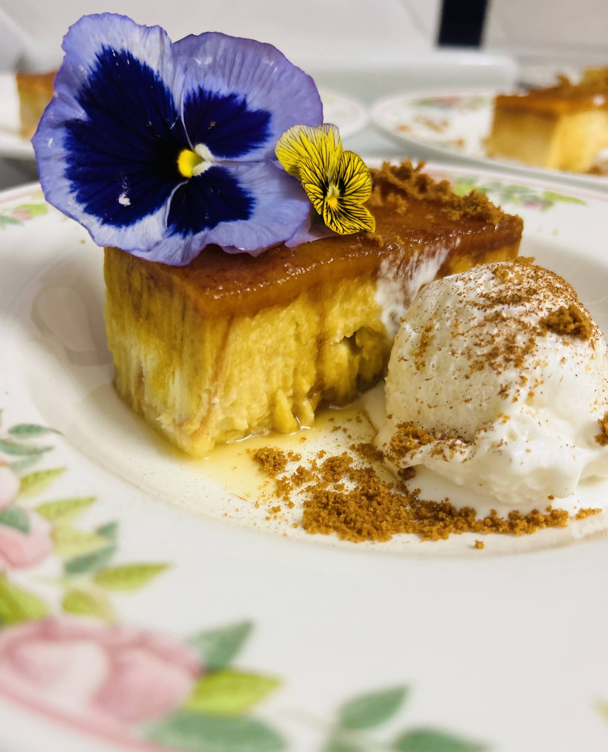 Torrija con helado de crema, postre casero de Villa Paula, Valencia